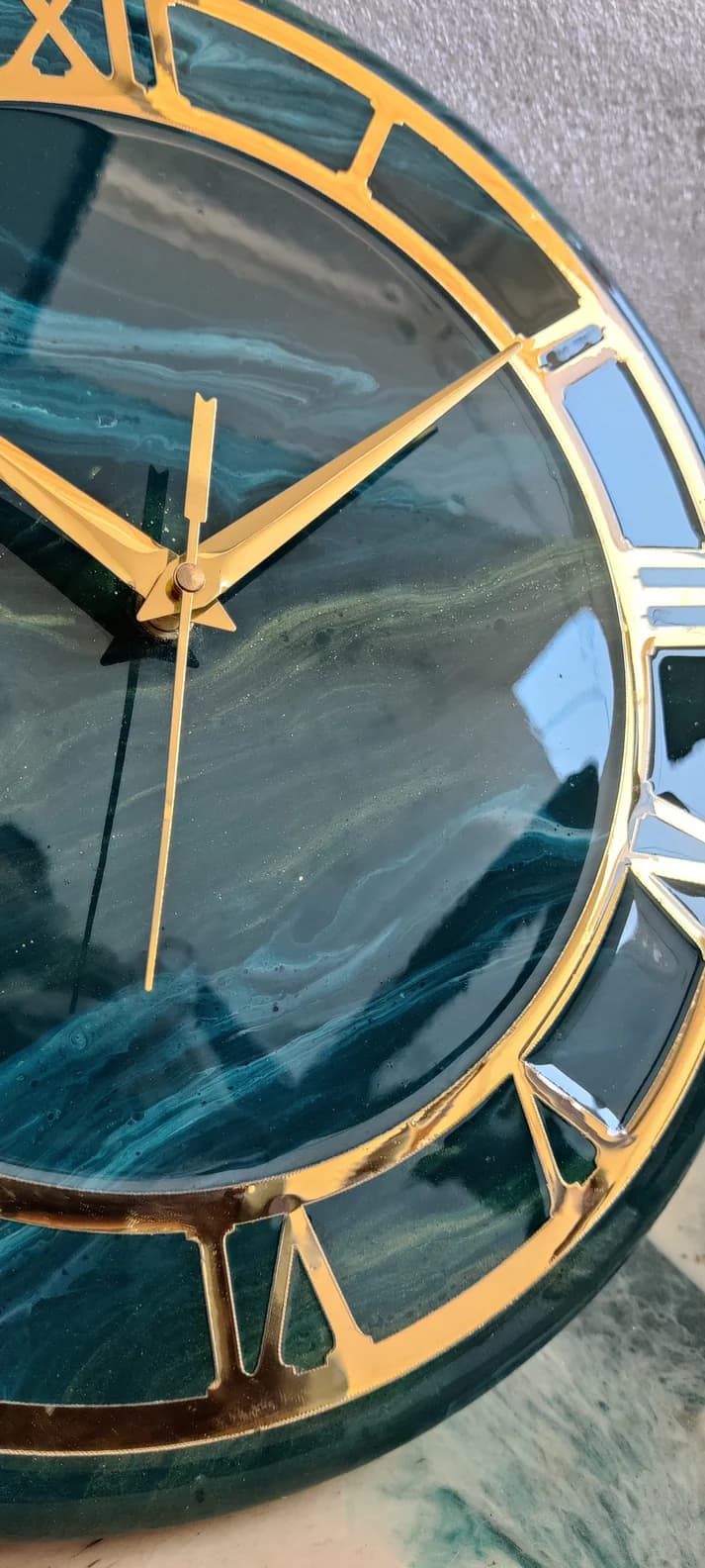 Premium gold bezel craftsmanship detail